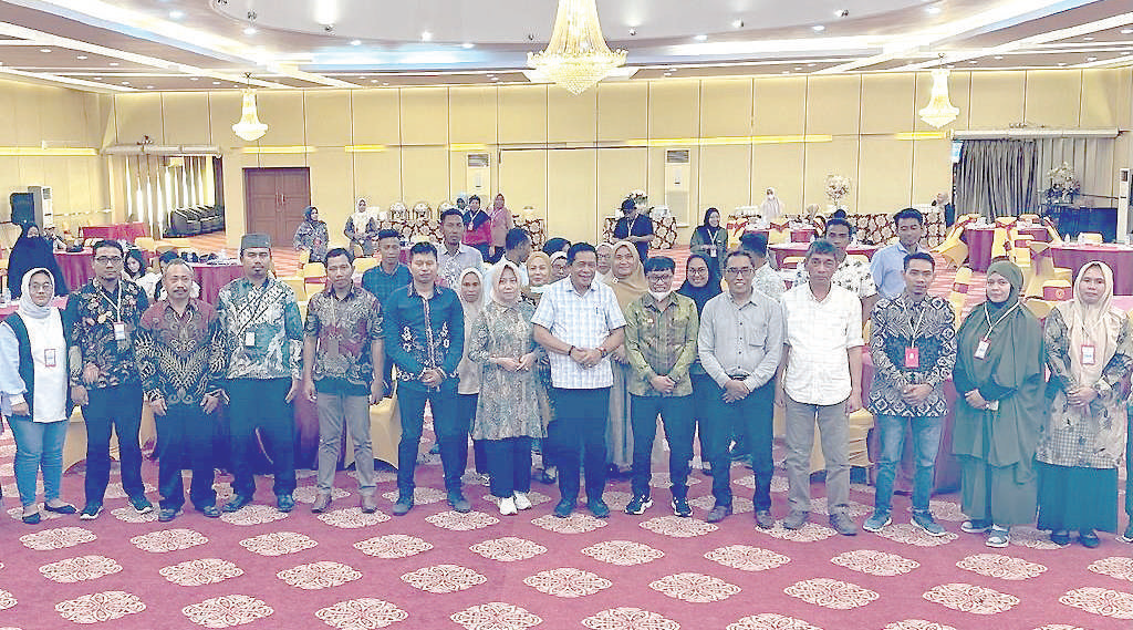 DUKUNG UMKM: Pemred Kendari Pos Inong Saputra (enam dari kiri), Direktur Yayasan Bina Insani Indonesia Kendari Nursalam (tiga dari kiri), Anggota DPR RI, Ir Hugua (delapan dari kiri) didamping istri Ratna Lada (tujuh dari kiri) foto bersama peserta dan pemateri usai Seminar dan Temu Bisnis di Zahra Hotel Kendari, kemarin. (Agus Setiawan/Kendari Pos)