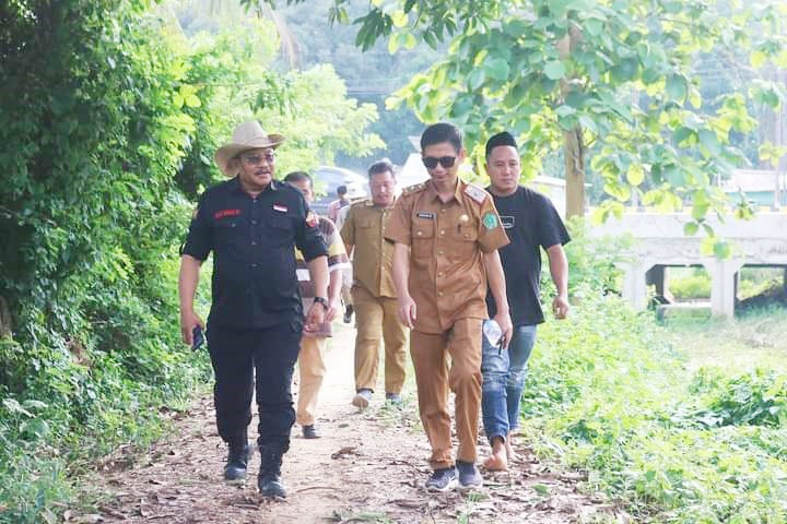 SITUS SEJARAH : Kabid Kebudayaan Dikbud Konawe, Andang Masnur (kanan) bersama Ketua TACB, H. Abdul Ginal Sambari (kiri) saat melakukan observasi ke makam adat Lelesuwa di Desa Paku Jaya, Kecamatan Morosi, kemarin. (ADI HIDAYAT/KENDARI POS)