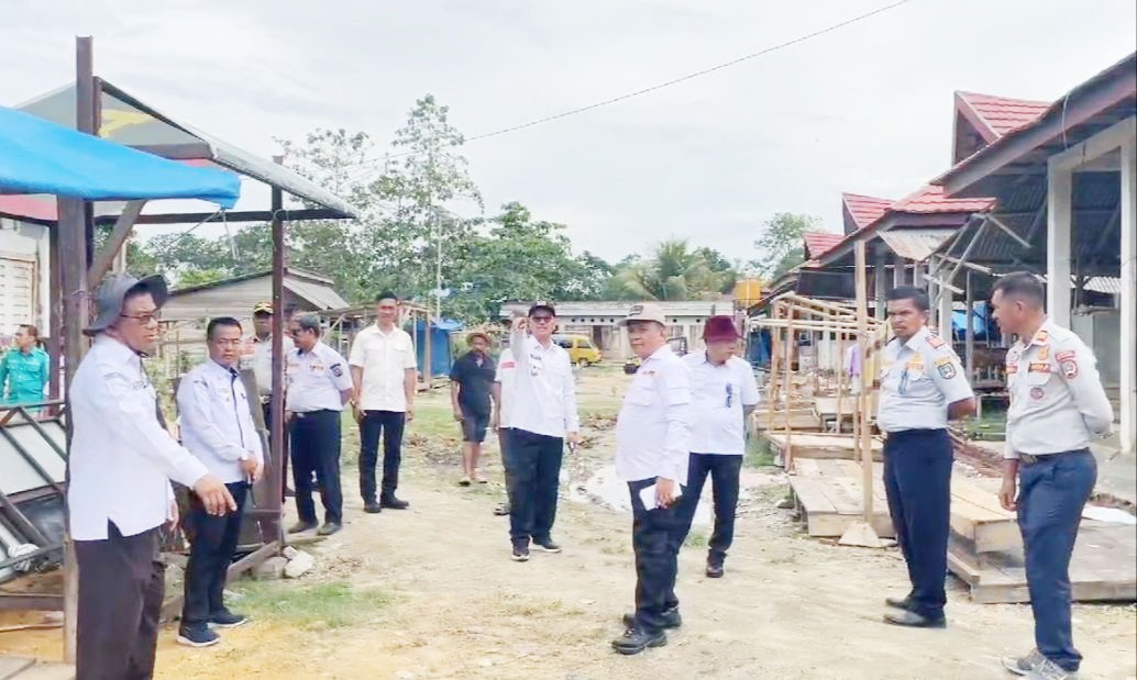 PASAR KABUPATEN : Bupati Konsel, H. Surunuddin Dangga (tengah) bersama tim terpadu saat meninjau progres penataan Pasar Ranomeeto. (I NGURAH PANDI SANTOSA/KENDARI POS)