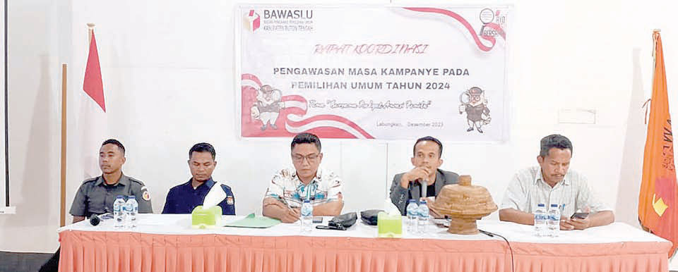 PERSIAPAN AWASI KAMPANYE: Ketua Bawaslu Buteng Helius memimpin Rakor pengawasan masa kampanye pemilu 2024.