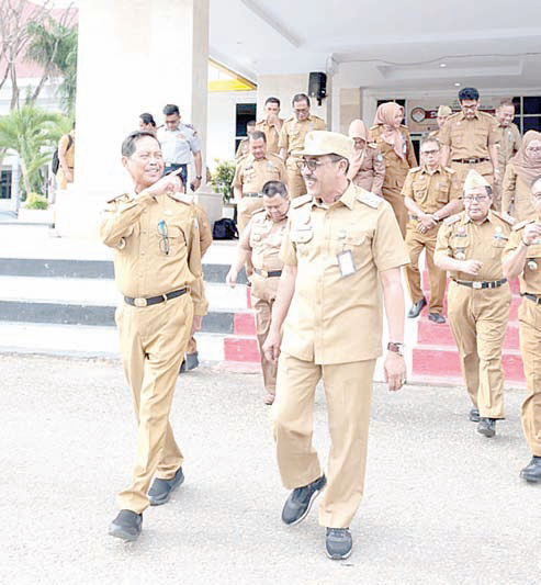 ANTIKORUPSI: Pj Bupati Bombana Edy bersama jajarannya saat peringatan hari anti korupsi se dunia.