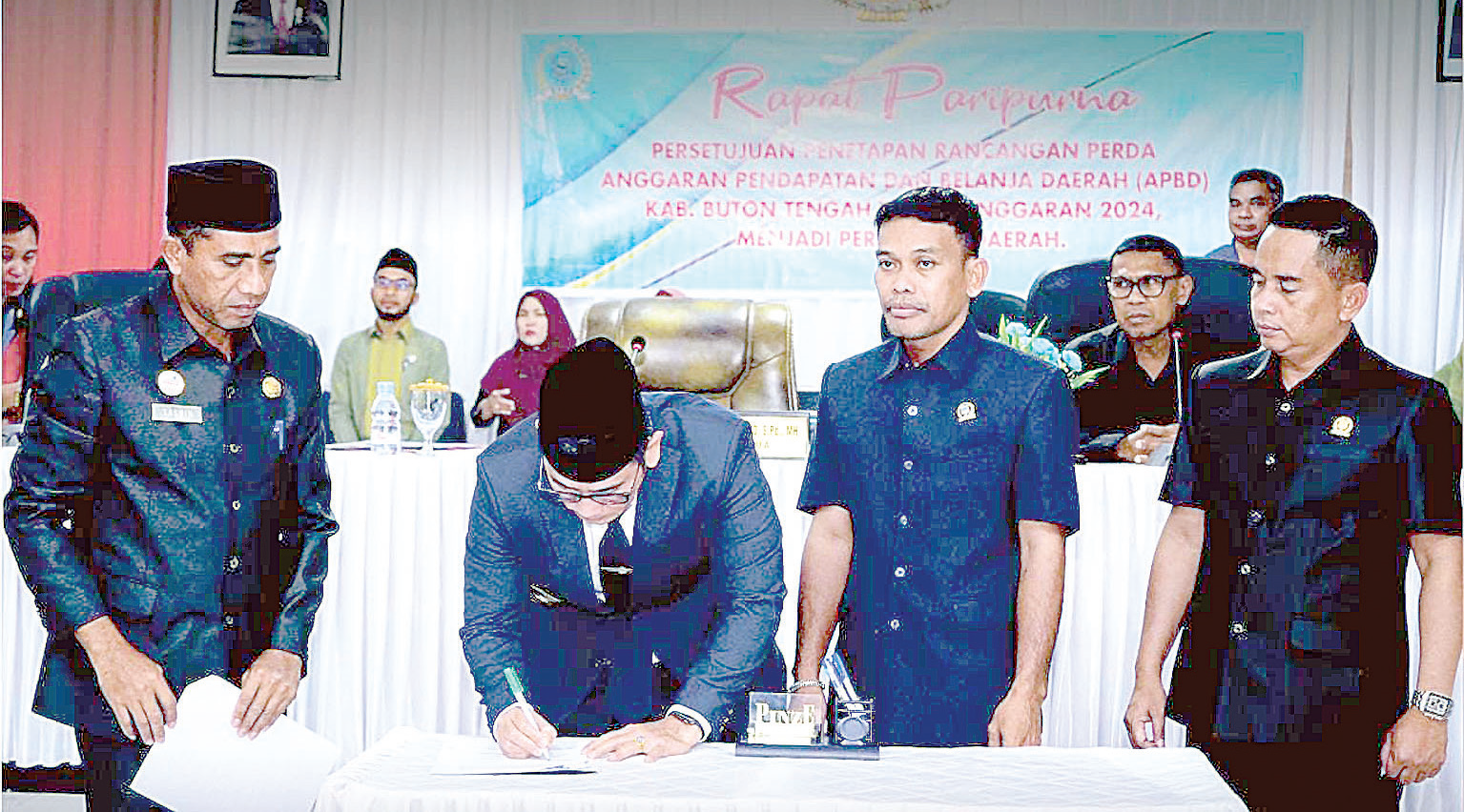TUJU: Pj Bupati Buteng, Andi Muhammad Yusuf (dua kiri), menandatangani berita acara persetujuan Raperda tentang Rencana Anggaran Pendapatan Belanja Daerah (RAPBD) tahun anggaran 2024. (YULI/KENDARI POS)