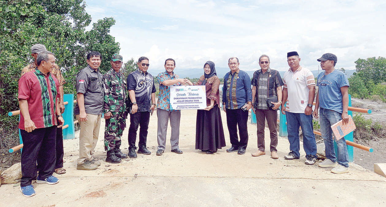 AKSES PENGHUBUNG : Comdev Assistant Manager PT Antam Tbk UBPN Kolaka, Anggoro DS (keenam dari kanan) secara simbolis menyerahkan penggunaan jembatan yang telah dibangun pihaknya kepada Kepala Desa Totobo, Nirwani (kelima dari kanan), kemarin. (ZULFADLY NUR/KENDARI POS)