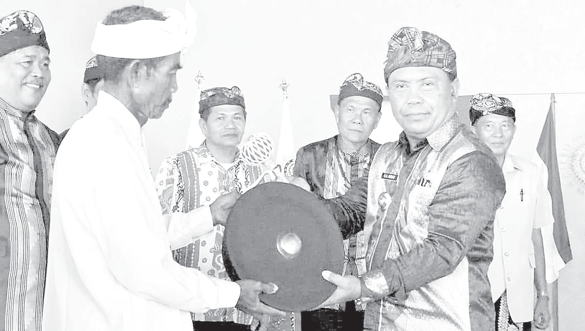 UTSAWA DHARMA GITA : Asisten II Setkab Kolaka, H. Abbas (kanan) ketika menyerahkan gong sebagai bentuk dukungan terhadap kegiatan keagamaan umat Hindu yang ada di daerah itu. (ZULFADLY NUR/KENDARI POS)