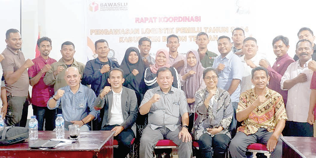 KOORDINASI: Eks Ketua Bawaslu RI, Abhan berfoto bersama jajaran Bawaslu Buteng usai rapat koordinasi pengawasan logistik pemilu 2024. (YULI/KENDARI POS)