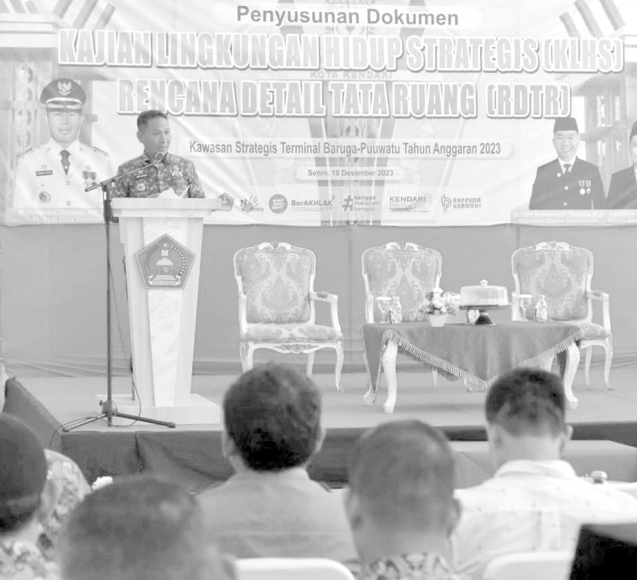 KAJIAN RDTR: Asisten I Setda Kota Kendari, Amir Hasan memberikan arahan dalam pembahasan penyusunan dokumen Kajian Lingkungan Hidup Strategis (KLHS) Rencana Detail Tata Ruang (RDTR) kawasan strategis Baruga - Puuwatu, di Balai Kota Kendari, kemarin.