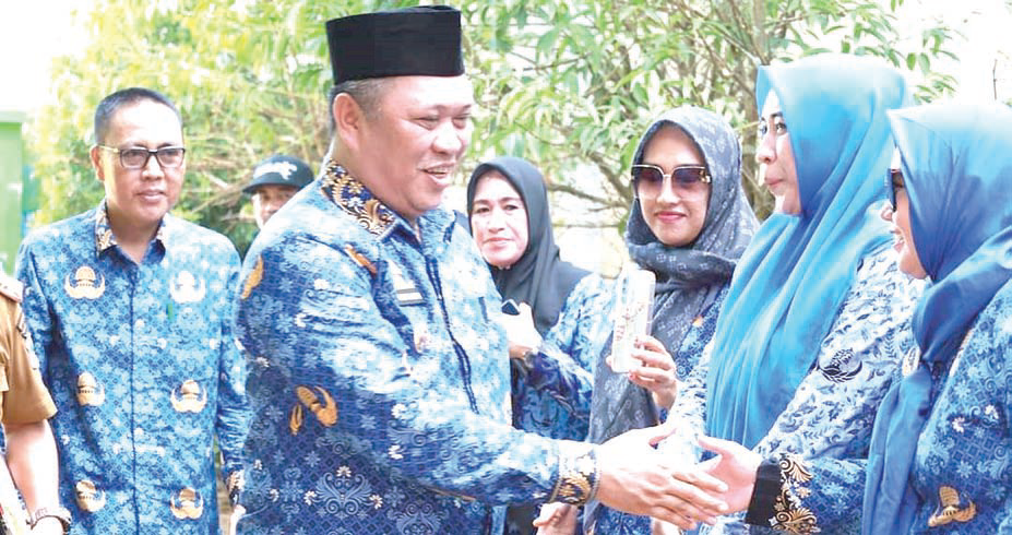 Bupati Konut Dr.Ruksamin (tengah) usai membuka sosialisasi pengembangan BKB HIU, Senin (18/12/2023), kemarin bersama ASN yang juga kaum ibu dari anak-anak di Konut berkomitmen bersama-sama mengentaskan stunting di Konut.