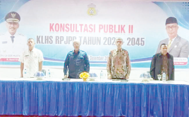 RUMUSKAN PROGRAM: Sekab Buton, Asnawi Jamaludin (kedua dari kiri) ketika memimpin rapat analisis proyeksi konsultasi publik ll dalam penyusunan KLHS RPJPD kabupaten tahun 2025-2045. (DISKOMINFO BUTON FOR KENDARI POS)