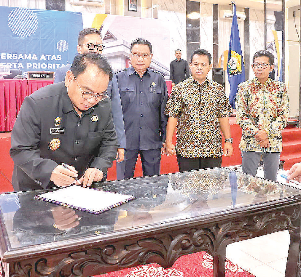 PENANDATANGAN : Pj Gubernur Sultra Andap Budhi Revianto didampingi unsur pimpinan DPRD Sultra menandatangani draft rancangan APBD 2024 di hotel Fortune Kendari kemarin. 9DISKOMINFO SULTRA FOR KENDARI POS)