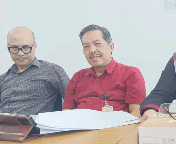 Wakil Dekan II FT UHO, Dr. H. Ishak Kadir, ST, MT., IPM (tengah), dalam sebuah kegiatan di FT UHO. (EWIN ENDANG SAHPUTRI/KENDARI POS)