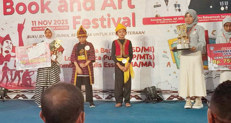 Siswa SDN 2 Kendari yang berhasil meraih juara I lomba bercerita atau dongeng tingkat Kota Kendari (topi kuning). (EWIN ENDANG SAHPUTRI/KENDARI POS)