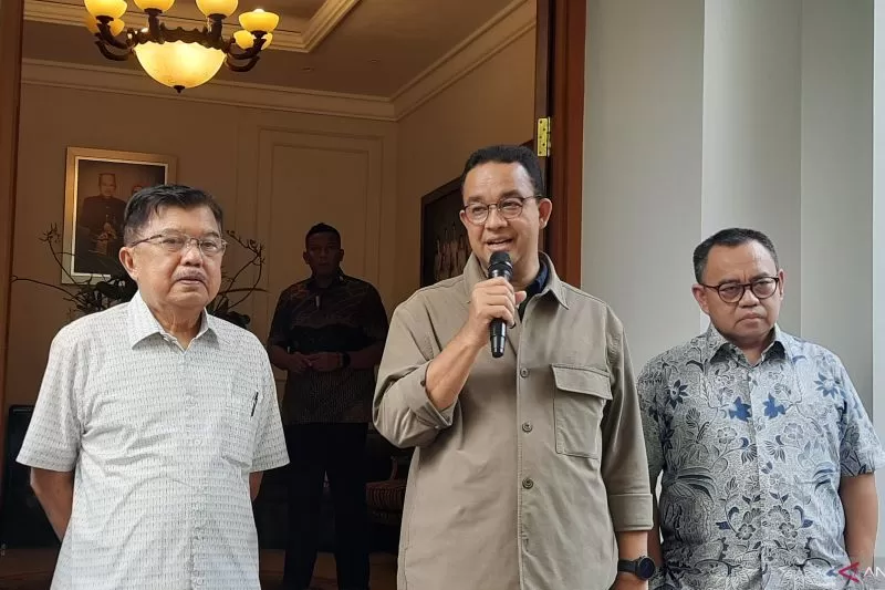 Anies Baswedan (tengah) bersama Wakil Presiden ke-10 dan Ke-12 Jusuf Kalla (kiri) dan Sudirman Said usai pertemuan di kediaman pribadi JK di Jalan Brawijaya, Jakarta Selatan.