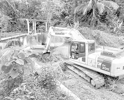 KERUK SEDIMEN: Salah satu alat berat yang dikerahkan pihak Distanak Koltim untuk menata aliran air di Bendung Simbalai, agar dapat mengaliri sawah petani di sekitar. (DISKOMINFO KOLTIM FOR KENDARI POS)