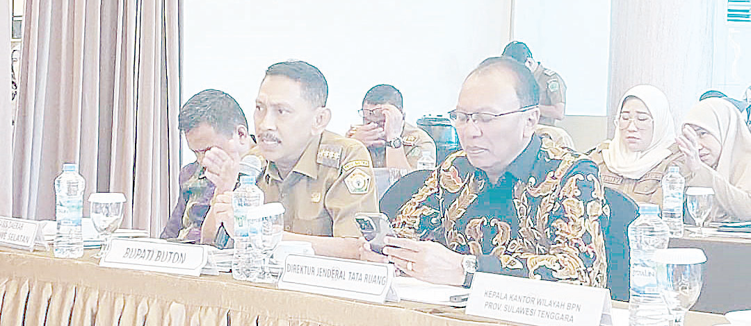 MANFAATKAN POTENSII : Pj Bupati Buton, La Ode Mustari (tengah) ketika menghadiri forum ekspose RDTRRDTR dan penjaminan kualitas KLHS di Provinsi Sulawesi Tenggara.