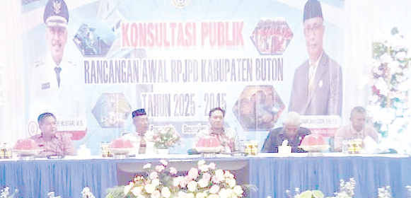 TAHAPAN PENYUSUNAN : Sekab Buton, Asnawi Jamaluddin (kedua dari kiri) ketika memimpin rapat konsultasi publik rencana awal RPJPD kabupaten tahun 2025-2045.