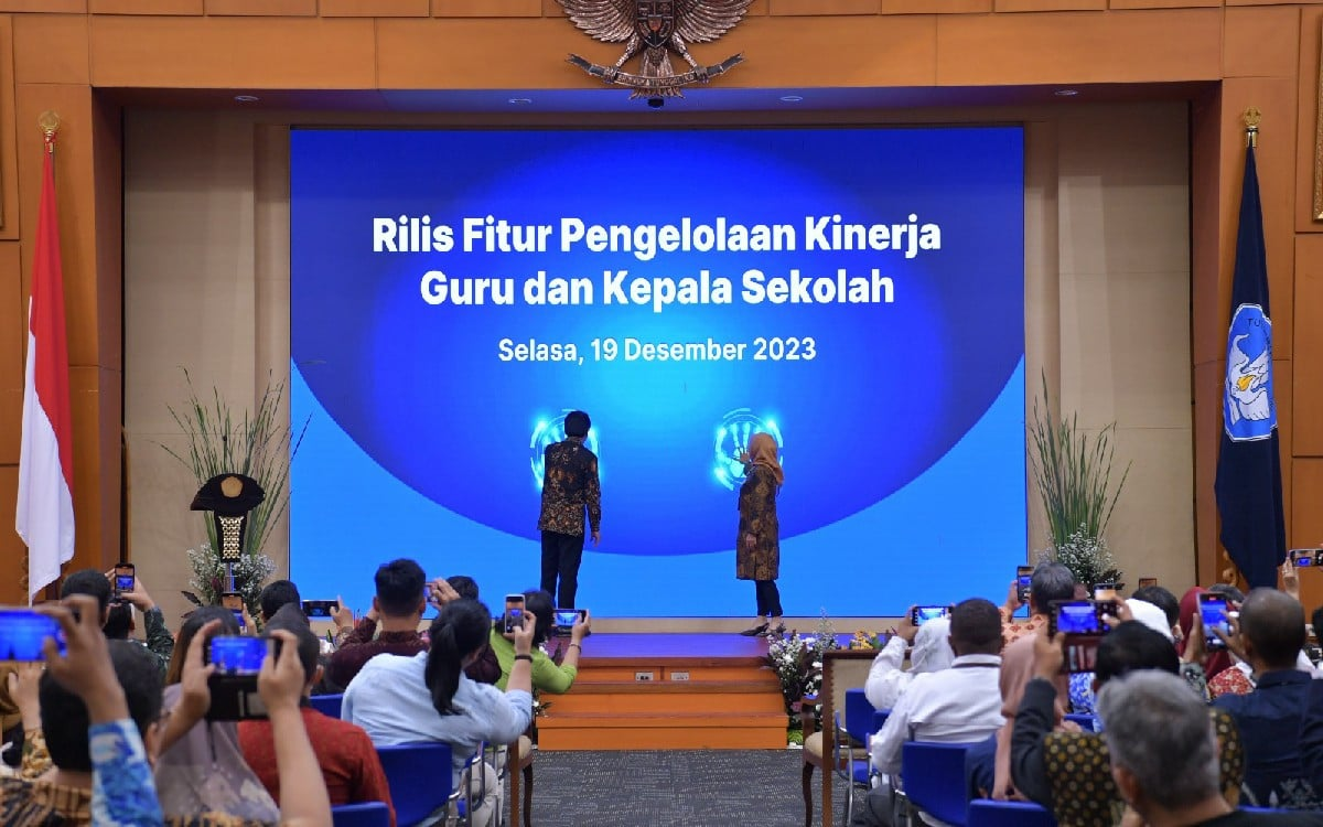 Pelaksana tugas (Plt.) Kepala Badan Kepegawaian Negara, Haryomo Dwi Putranto dan. Dirjen GTK Kemendikbudristek Nunuk Suryani saat perilisan Fitur Pengelolaan Kinerja Guru dan Kepala Sekolah, di Jakarta, Selasa (19/12). (Humas Kemendikbudristek)