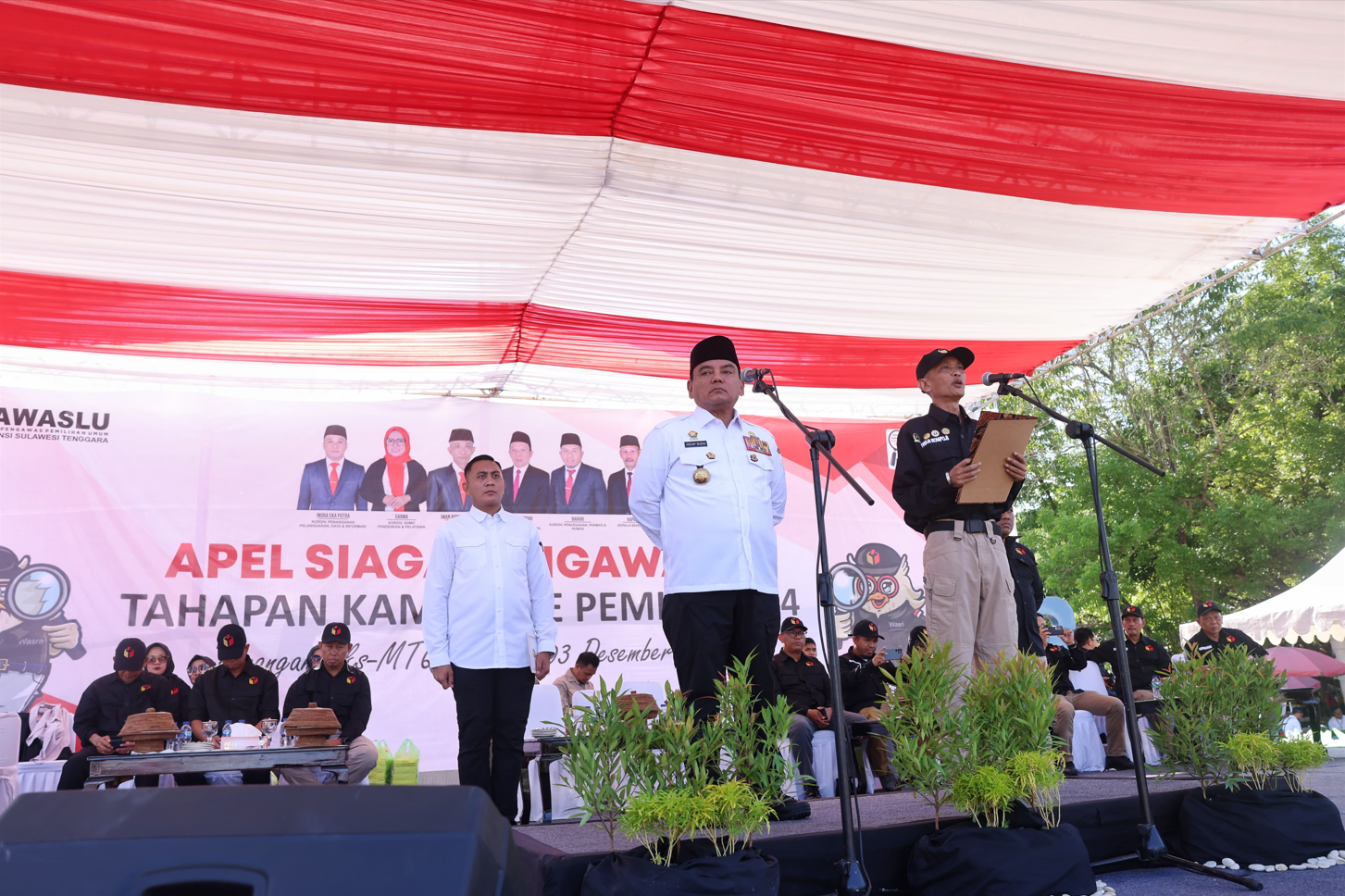 APEL: Pj Gubernur Sultra Andap Budhi Revianto memimpin apel kesiapsiagaan pemilu 2024 di pelataran eks MTQ Kendari, kemarin. (BIRO ADPIM PEMPROV SULTRA)