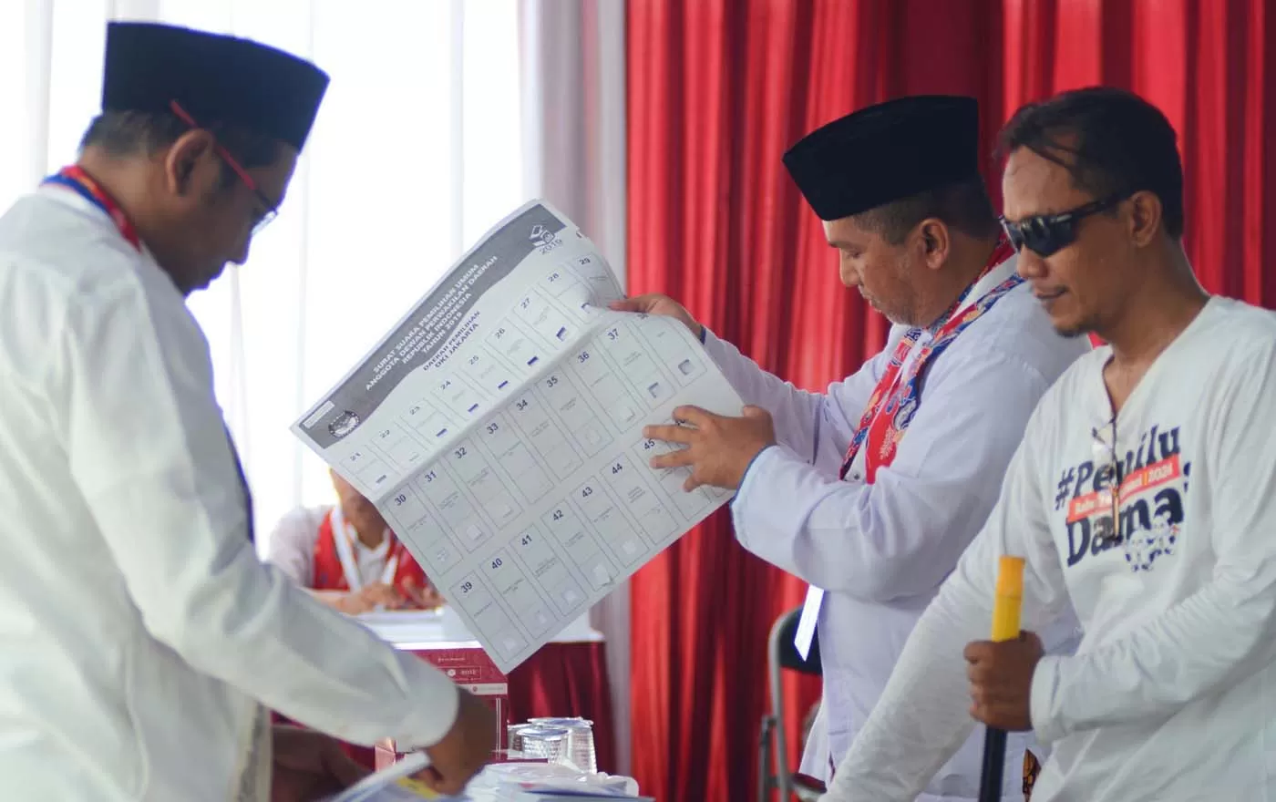 Petugas Kelompok Penyelenggara Pemungutan Suara (KPPS) melakukan perhitungan surat suara dalam simulasi pemungutan dan penghitungan suara Pemilu 2024 di Kantor KPU Jakarta Timur, Jakarta, Senin (18/12/2023). (JAWA POS)