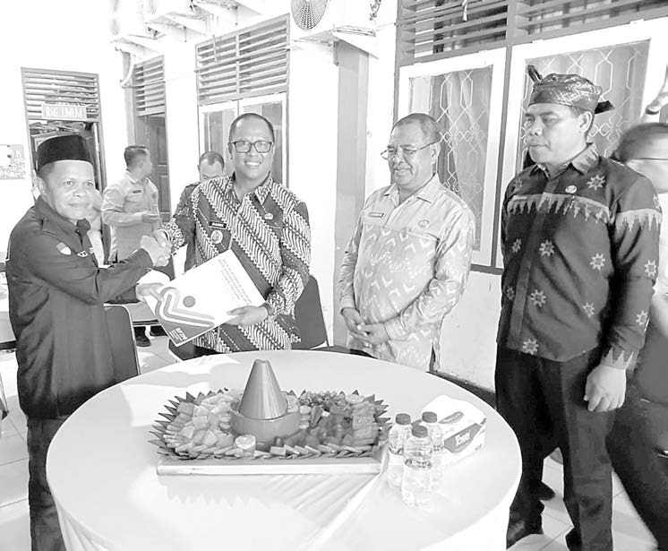 Pj Bupati Mubar, Bahri (kedua dari kiri) dan Kepala Balai Pelayana Perlindungan Pekerja Migran Sulawesi Tenggara (Sultra), La Ode Askar (pertama dari kiri) bersalaman usai penadatanganan MoU. Tampak Sekab Mubar, LM. Husein Tali (kedua dari kanan) dan Kepala Dinas Trasmigrasi dan Tenaga Kerja Mubar, La Ode Sagala (Pertama dari kanan). (Akhirman/Kendari Pos)