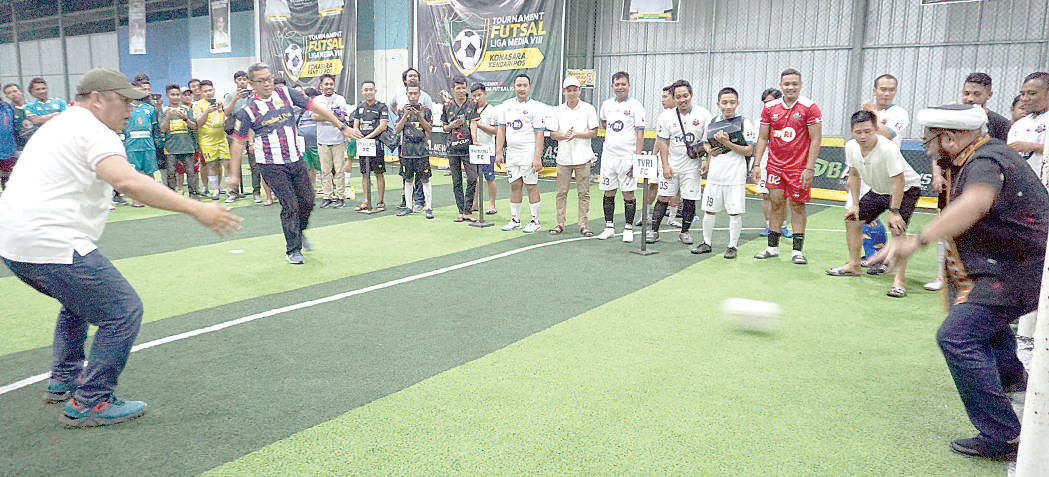 Keseruan Direktur Kendari Pos Irwan Zainuddin menendang bola ke gawang Ali Mochtar Ngabalin, Bupati Konawe Utara Ruksamin pun bertugas sebagai wasit.