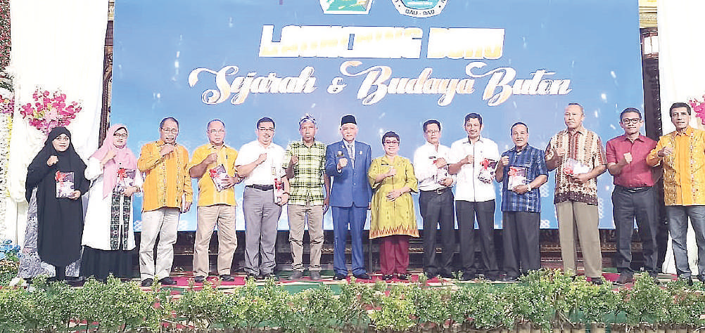 PELUNCURAN BUKU : Sekprov Sultra Asrun Lio (tujuh dari kiri), Kepala BRIDA Sultra Hj Isma (tujuh dari kanan) foto bersama di acara peluncuran buka Sejarah dan Budaya Buton di Hotel Kuba 9, Rabu (27/12). (KAMALUDDIN/KENDARI POS)