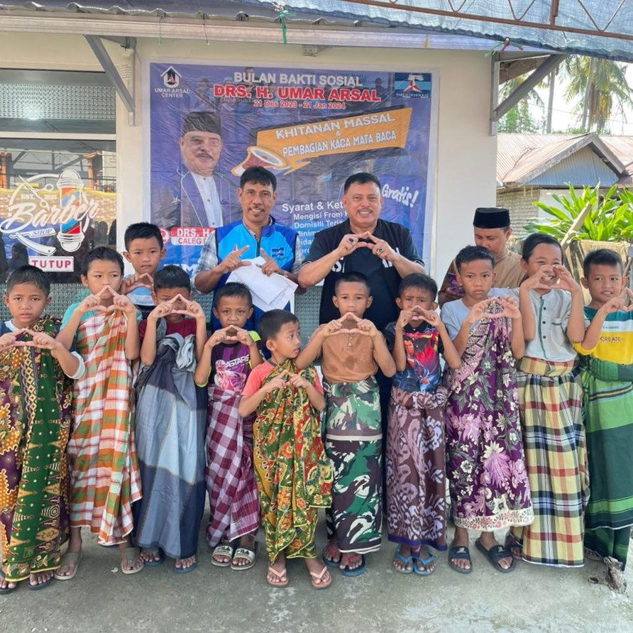 Caleg DPR RI dari Partai Demokrat, Umar Arsal (belakang, baju hitam) bersama beberapa anak yang mengikuti khitan massal gratis pada kegiatan bakti sosial yang digelar Umar Arsal di Kelurahan Lalombaa, Kecamatan Kolaka, Kabupaten Kolaka, Kamis (28/12/2023). (ZULFADLI NUR / KENDARI POS)