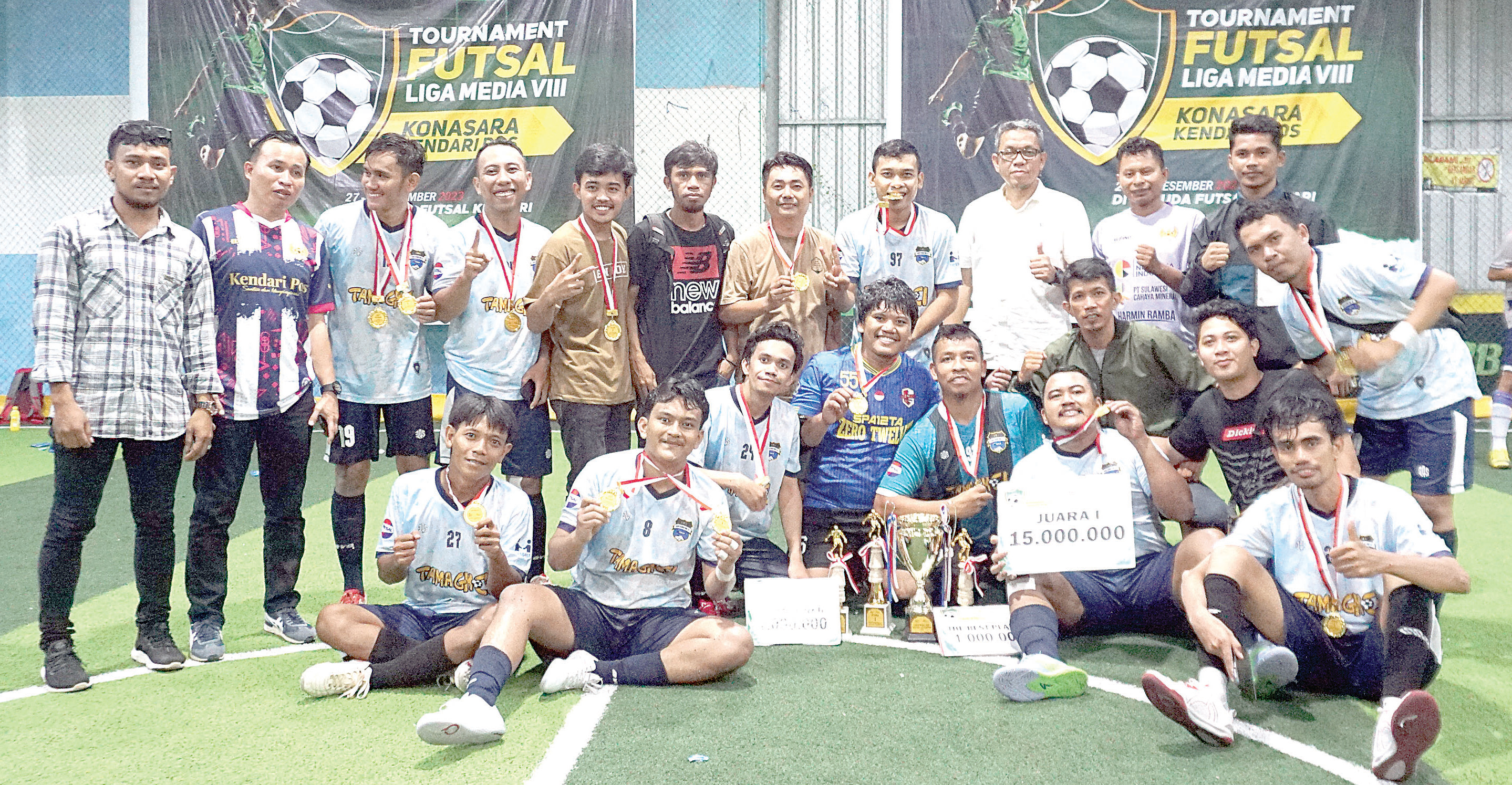 Direktur Kendari Pos Irwan Zainuddin bersama Kontributor sebagai pemenang Juara I Liga Media Kendari Pos VIII.