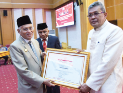 Muhammad Yusuf Terima Penghargaan