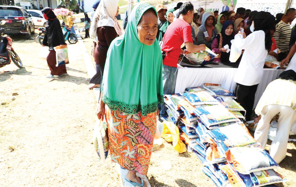 Tampak masyarakat Kota Kendari antusias mengunjungi Pasar Murah.