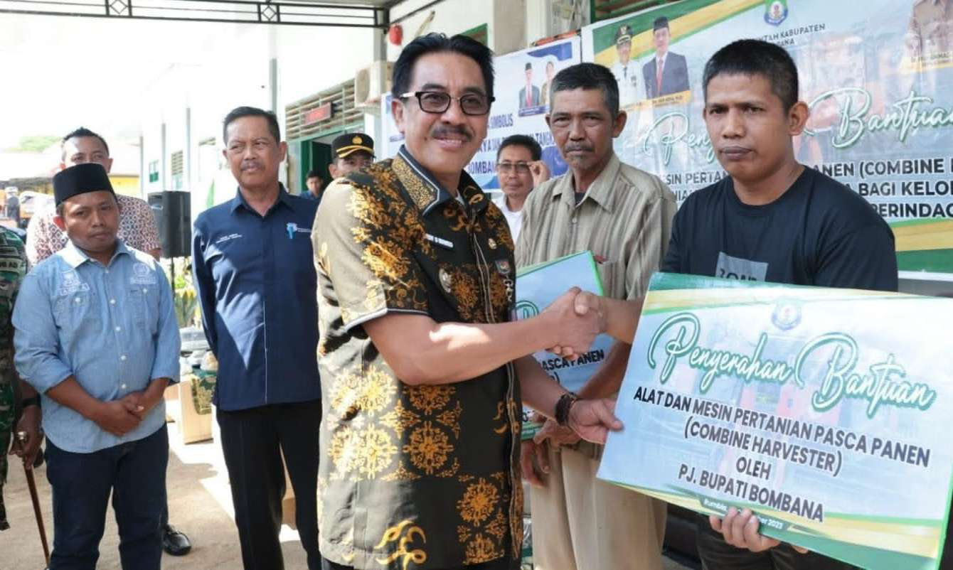 BANTUAN: Pj Bupati Bombana Edy menyerahkan bantuan kepada petani dan nelayan. (Maslindah/Kendari Pos)