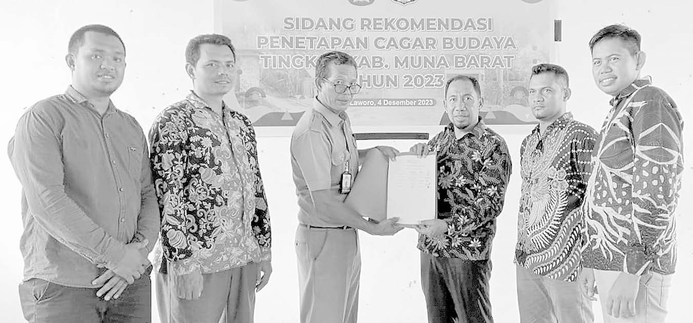 BUDAYA: Ketua TACB Mubar, Dr. Syahrun, S. Pd., M.Si, (ketiga dari kanan), menyerahkan rekomendasi penetapan Benteng Tiworo dan Benteng Lasiapamu menjadi cagar budaya kepada Kabid Budaya, Dinas Pendidikan dan Kebudayaan Mubar, Gusti Ngurah Suastana (ketiga kiri).