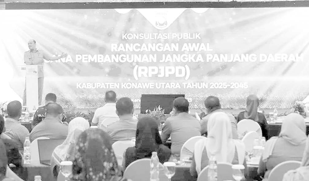 LIBATKAN STAKEHOLDER : Bupati Konut, H. Ruksamin (kiri, depan) ketika membuka konsultasi publik rancangan awal RPJPD 2025-2045 yang dihadiri Forkopimda, pejabat OPD, camat dan lurah di otoritanya, kemarin. (HELMIN TOSUKI/KENDARI POS)