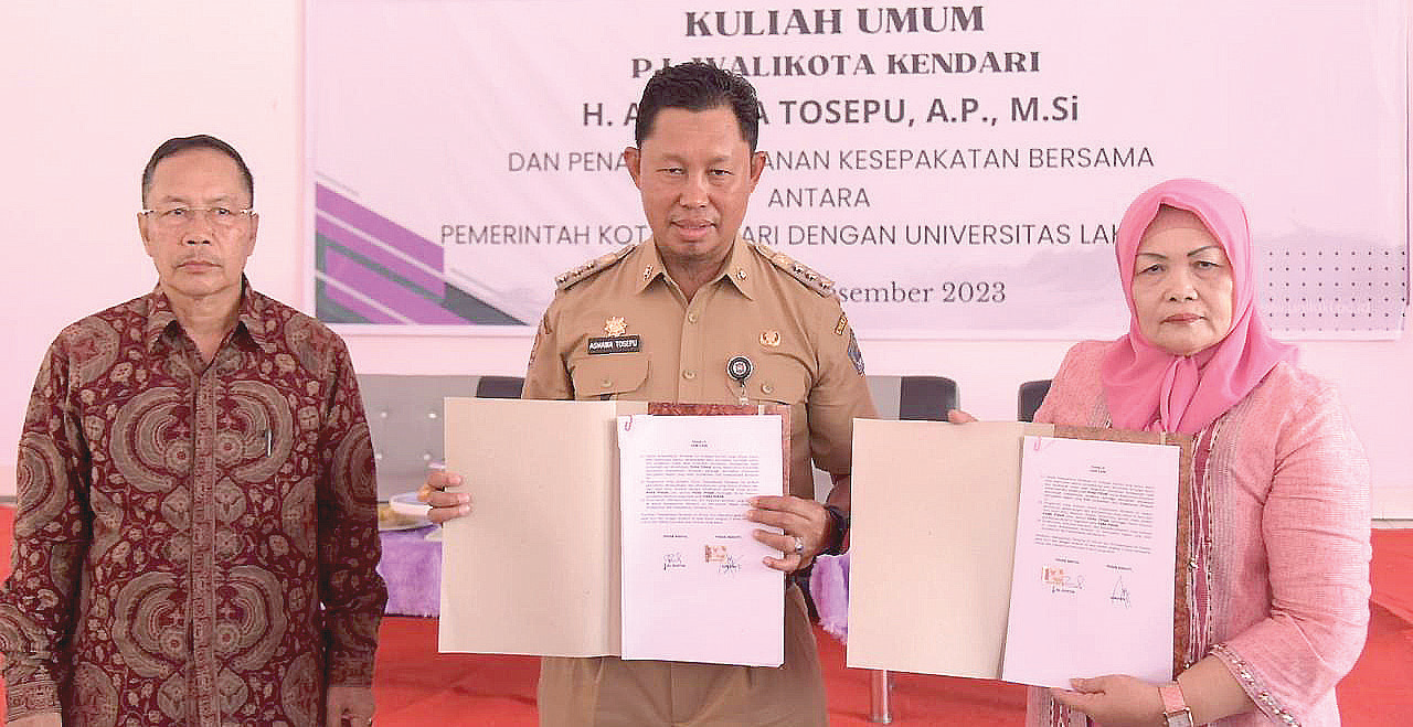 Pj Wali Kota Kendari Asmawa Tosepu (tengah) dan Rektor Unilaki Prof.Dr.Hj.Rostin, SE., MS (kanan) sepakat kerja sama dan menandatangani MoU terkait penerapan tri dharma perguruan tinggi (PT) dalam rangka akselerasi pembangunan Kota Kendari. Penandatanganan MoU digelar di aula Kampus Unilaki, Selasa (5/12/2023). (ADI HIDAYAT / KENDARI POS)