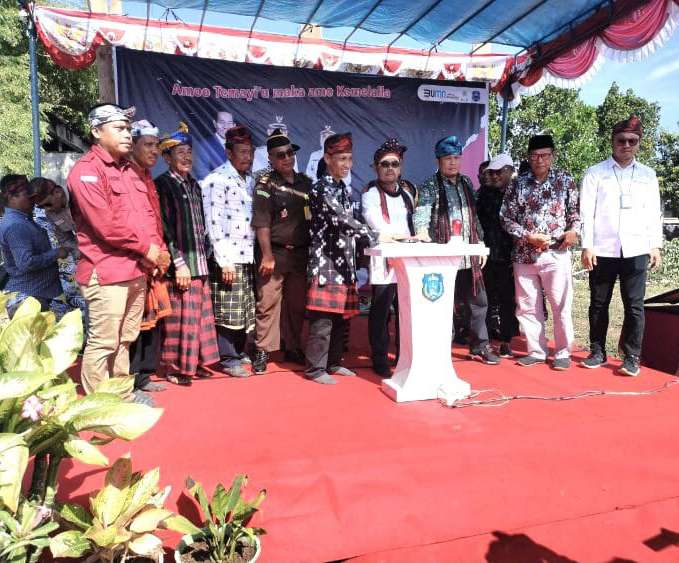 RESMIKAN: Bupati Wakatobi, Haliana dan GM PLN UID Wilayah Sultra, Kepala PLN Ranting Wangi-Wangi didampingi sejumlah pejabat meresmikan listrik 24 jam di Desa Sombano, kemarin.