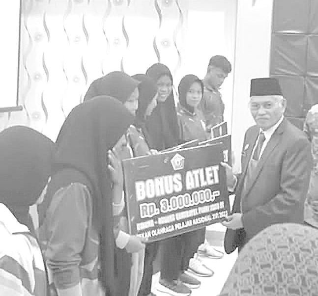 APRESIASI: Sekda Sultra Asrun Lio menyerahkan reward kepada atlet berprestasi di Popnas Palembang.