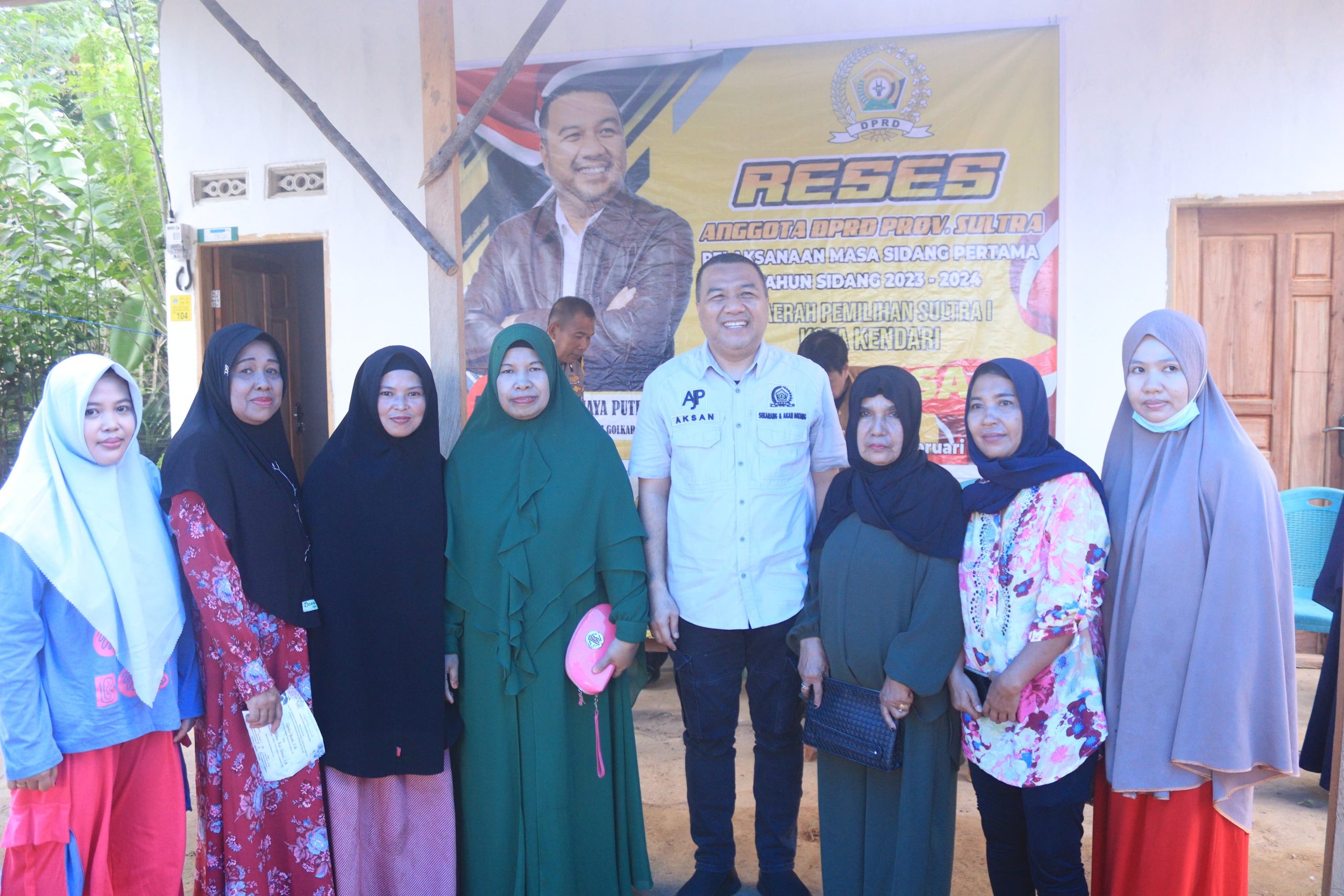 Anggota Komisi II DPRD Sultra Aksan Jaya Putra (AJP) bersama warga Kelurahan Wuawua saat reses masa sidang I tahun anggaran 2023-2024, Selasa (30/1/2024). (Muhammad Akbar Ali/Kendari Pos)