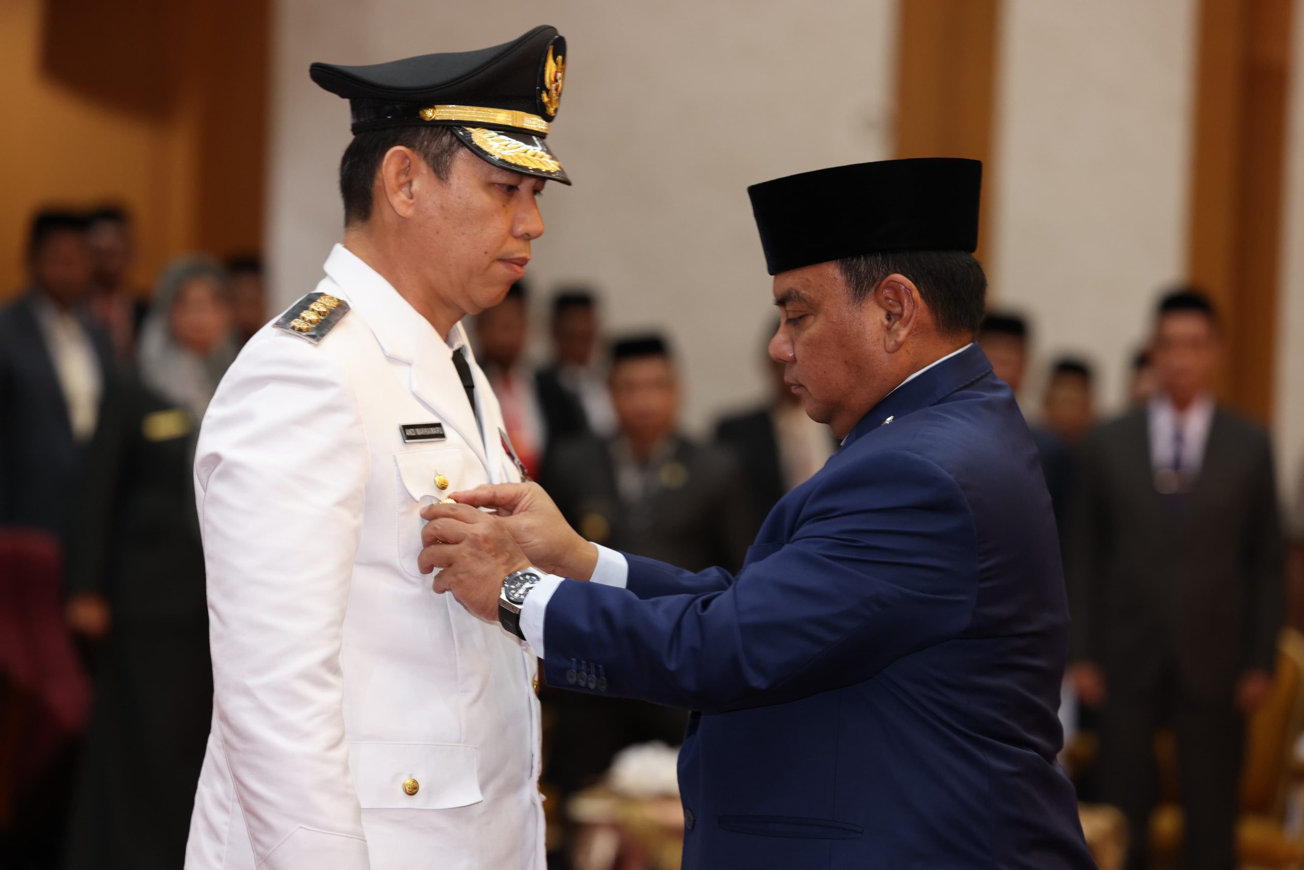 Penjabat (Pj) Bupati Kolaka Andi Makkawaru (kiri) dan Pj Gubernur Sultra Andap Budhi Revianto (kanan) usai prosesi pelantikan dan pengambilan sumpah jabatan Pj Bupati Kolaka di ruang Pola Kantor Gubernur Sultra, Senin (15/1/2024). (BIRO ADPIM PEMPROV SULTRA)