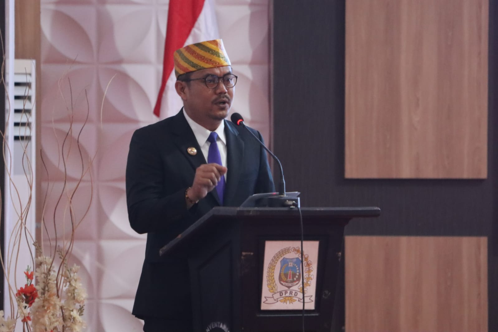 Bupati Koltim Abdul Azis menyampaikan karya pembangunannya pada sidang paripurna DPRD Koltim dalam rangka peringatan HUT ke-11 Koltim di gedung DPRD Koltim, Rabu (10/1/2024). (KUSDIN / KENDARI POS)