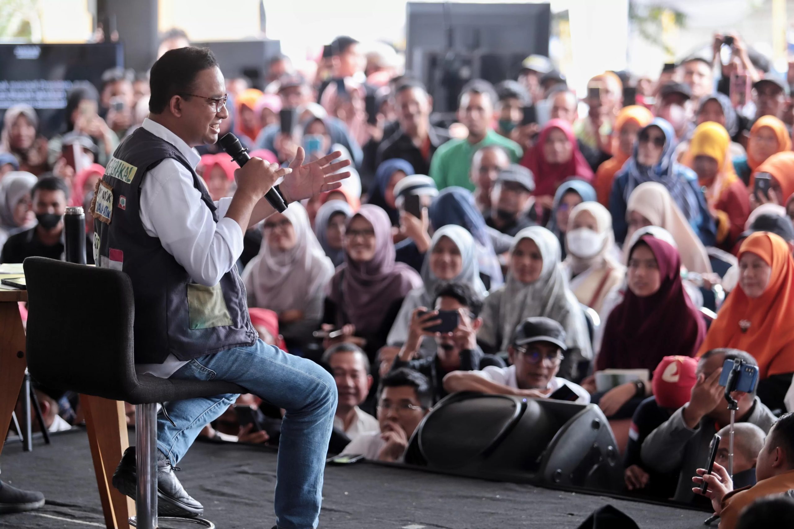 Calon Presiden nomor urut 1 Anies Baswedan berdialog dengan masyarakat dalam kegiatan bertajuk Desak Anies (DOK: TIMNAS AMIN)