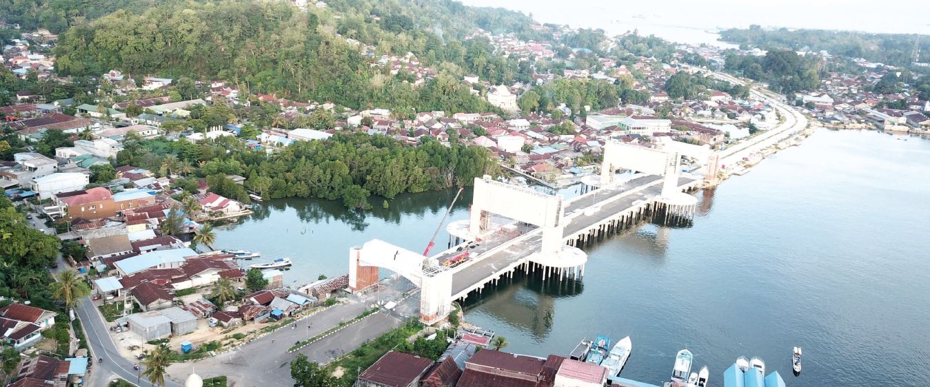 GERBANG JALAN WISATA : Pengerjaan gerbang jalan wisata tak kunjung tuntas. Padahal masa tahun anggaran 2023 telah berakhir. Lokasi proyek masih belum dibuka, Selasa (2/1). Padahal penutupan jalur ini kerap menyebabkan kemacetan. (MUHAMMAD ABDI ASMAUL AMRIN/KENDARI POS)