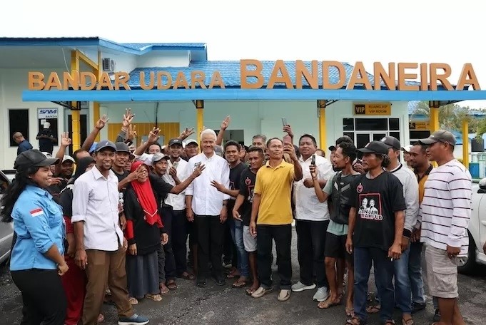 Calon presiden (capres) nomor urut 3, Ganjar Pranowo melakukan safari politik di Pulau Banda Neira, Maluku, Selasa (30/1/2024). (TPN Ganjar-Mahfud)