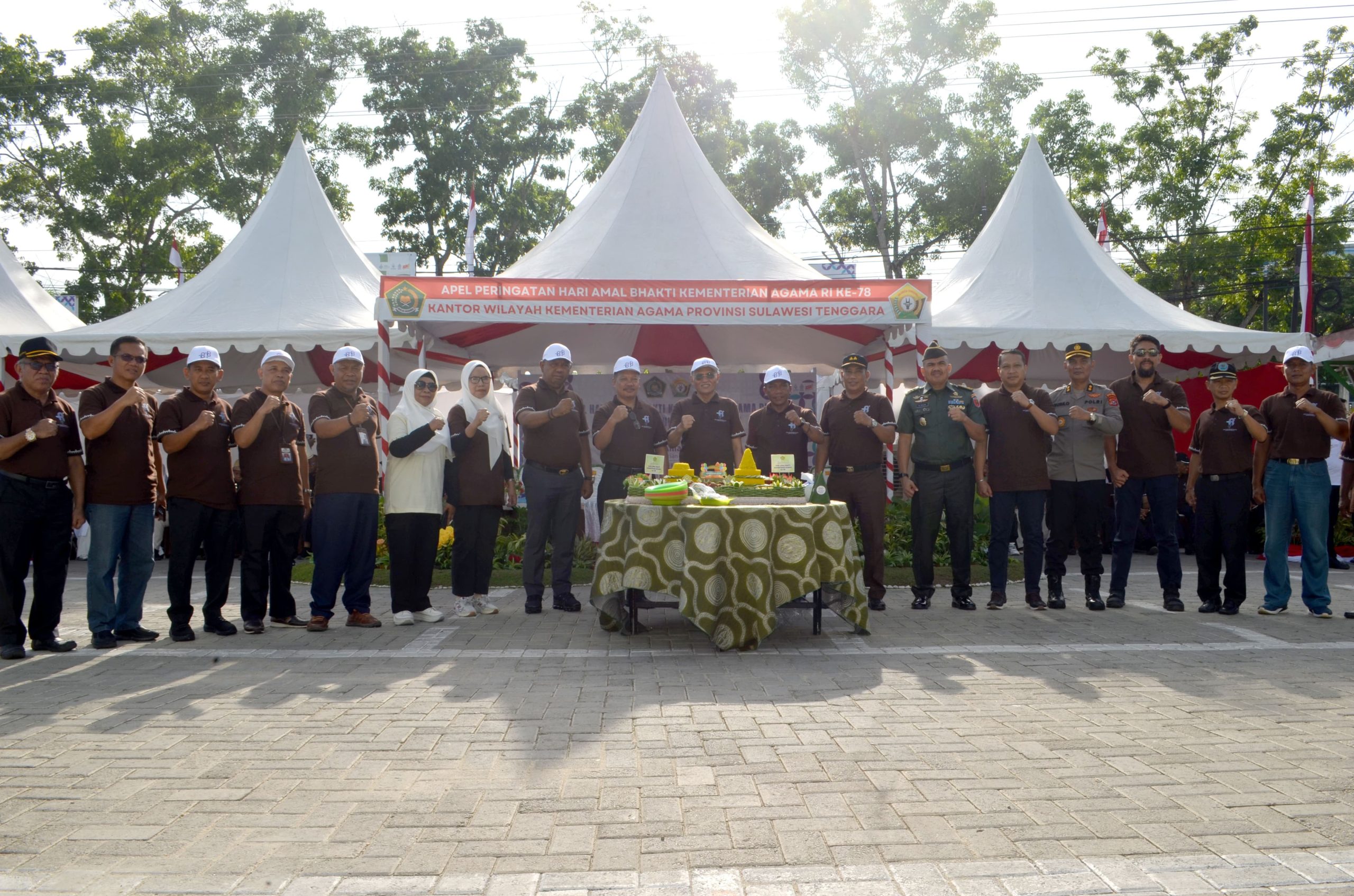 Kepala Kanwil Kemenag SultraMuhammad Saleh (5 dari kanan), Sekda Sultra Asrun Lio dan Ketua Ombudsman Perwakilan Sultra Mastri Susilo (kiri) dalam peringatan HAB ke-78 di pelataran Kantor Kanwil Kemenag Sultra, Rabu (3/1/2024). (MUH. ABDI ASMAUL AMRIN / KENDARI POS)