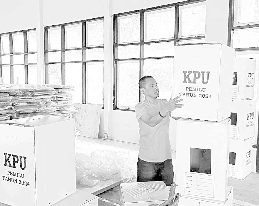KESIAPAN PEMILU : Ketua KPU Wakatobi, La Deni, ketika memastikan keberadaan logistik untuk Pemilu pada Februari 2024 mendatang yang sudah tiba di daerah itu. Jumlah logistik yang ada melebihi DPT di darah itu atau ditambah dua persen.