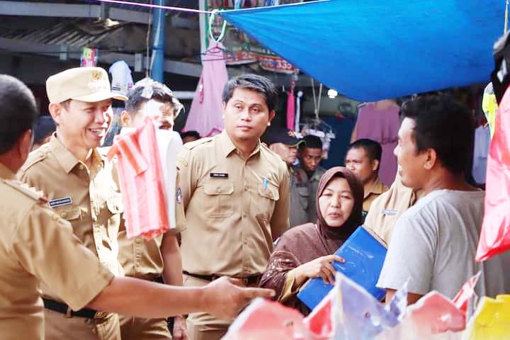 PANTAUAU HARGA : Pj Bupati Kolaka, Andi Makkawaru (kiri) didampingi sejumlah pejabat Pemkab melakukan kunjungan ke Pasar Raya Mekongga, sekaligus berinteraksi dengan para pedagang, kemarin. (DISKOMINFO KABUPATEN KOLAKA FOR KENDARI POS)