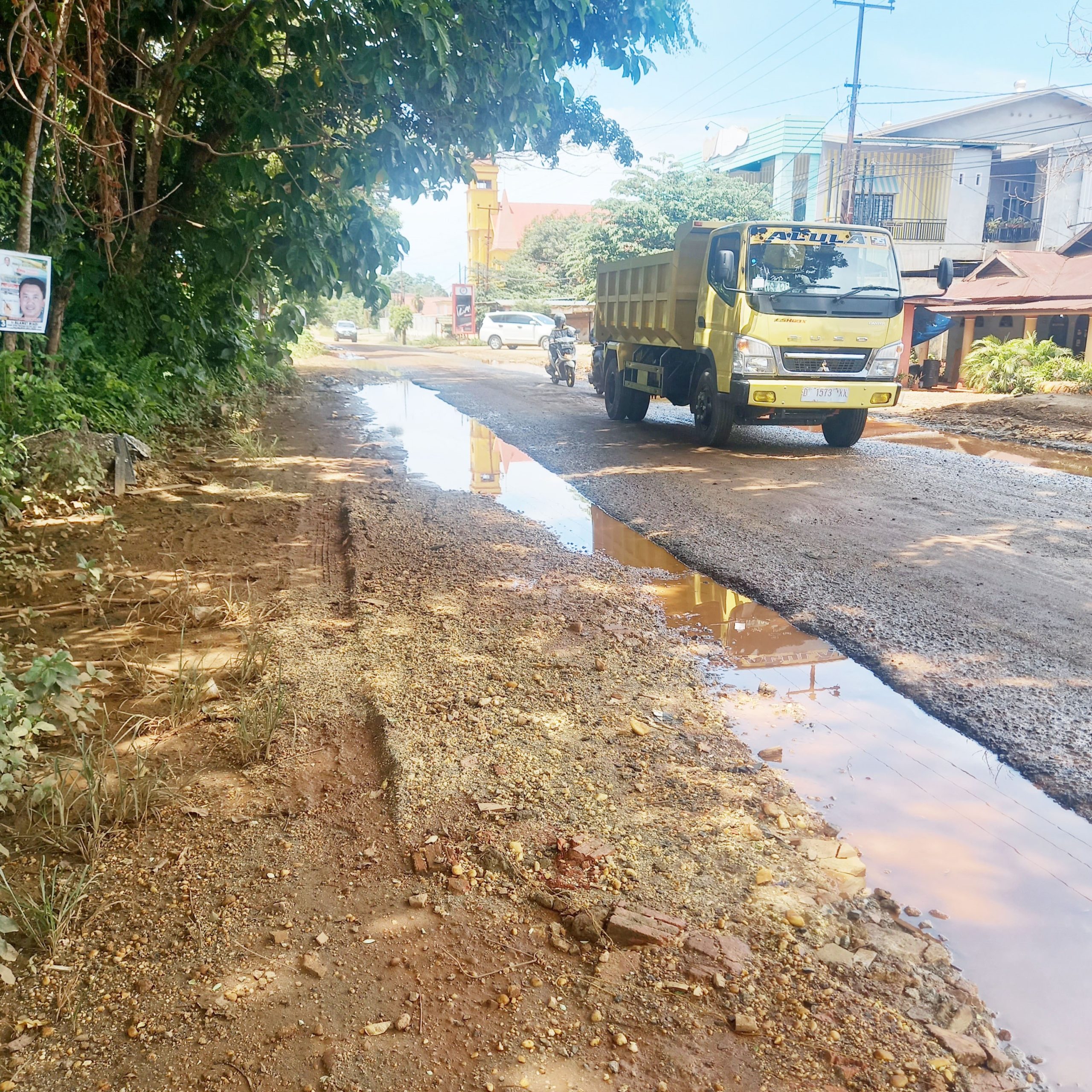 BENAHI JAJALUR : Kondisi jalan poros di Desa Pelambua yang berlubang dan setiap hujan deras badan selalu tergenang hingga membahayakan pengendara. (ZULFADLY NUR/KENDARI POS)
