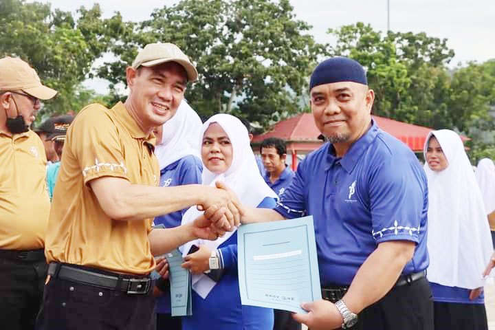 HEBAT BERSAMA UMAT: Plt Bupati Kolaka, H. Muhammad Jayadin (kiri) ketika menghadiri peringatan HAB ke-78, sekaligus menyerahkan sertifikat penghargaan kepada pegawai Kemenag berprestasi, kemarin. (DISKOMINFO KABUPATEN KOLAKA FOR KENDARI POS)