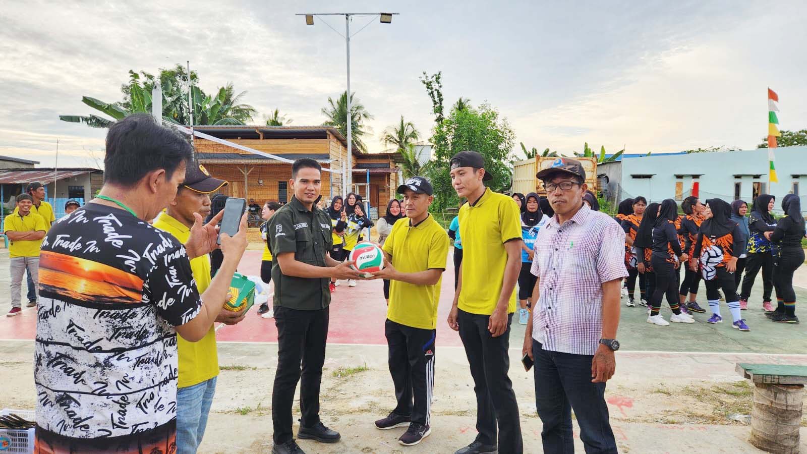 MENUJU PEMILU : Suasana simulasi kedua tata cara pencoblosan dan pemungutan serta rekapitulasi suara, sekaligus menerapkan aplikasi Sirekap yang digelar KPU Koltim, kemarin. (KUSDIN/KENDARI POS)