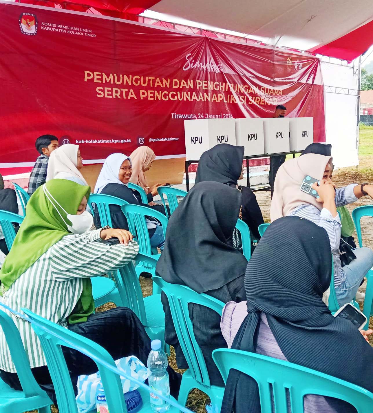 MENUJU PEMILU : Suasana simulasi kedua tata cara pencoblosan dan pemungutan serta rekapitulasi suara, sekaligus menerapkan aplikasi Sirekap yang digelar KPU Koltim, kemarin. (KUSDIN/KENDARI POS)