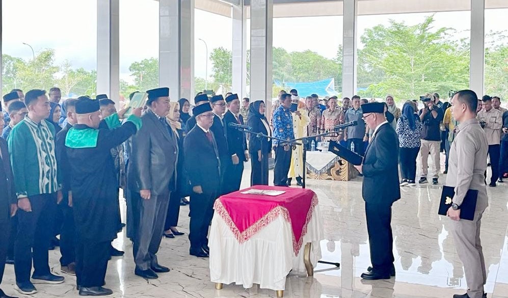 TINGKATKAN KINERJA : Bupati Konsel, H. Surunuddin Dangga saat melantik sejumlah pejabat di lingkup Pemkab. Ia meminta para pejabatnya untuk bekerja lebih maksimal. (I NGURAH PANDI SANTOSA/KENDARI POS)