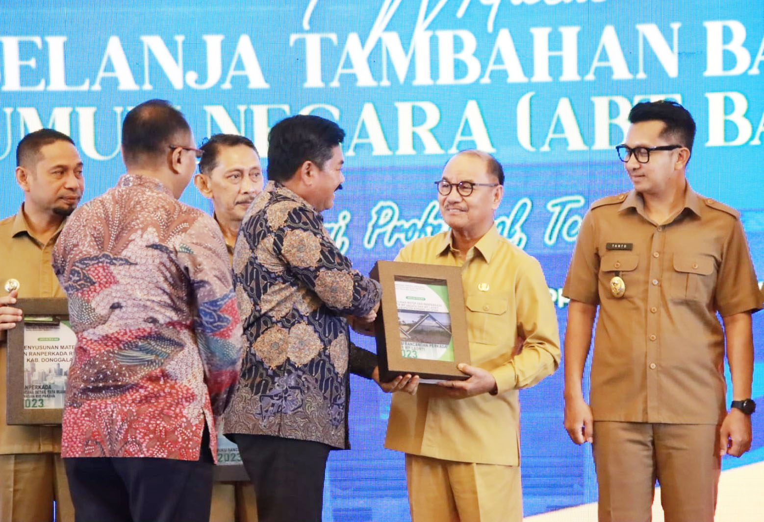 TATA RUANRUANG : Bupati Konsel, H. Surunuddin Dangga (kedua dari kanan) saat menerima dokumen bantuan teknis RDTR dari Kementerian Agraria dan Tata Ruang/Badan Pertanahan Nasional di Jakarta. (DOK. PEMKAB KONSEL FOR KENDARI POS)